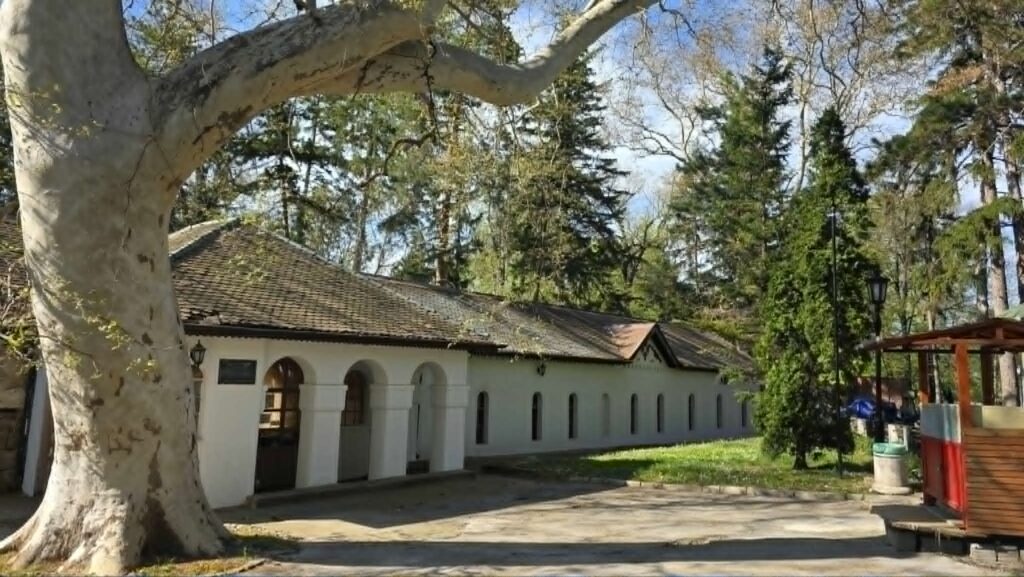 Stari ulaz u kupatilo iz parka