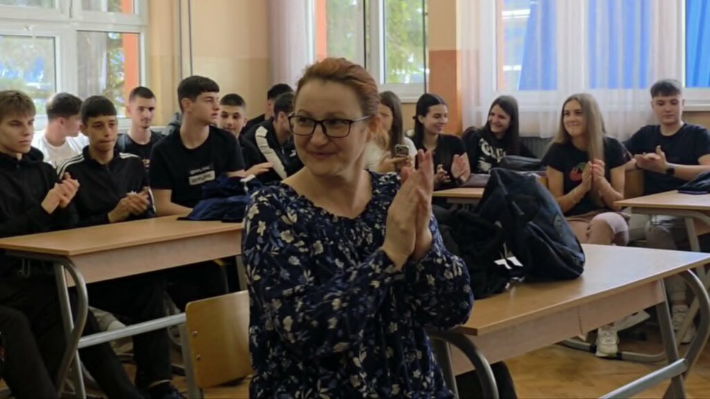 Aplauz i podrška za kraj tribine