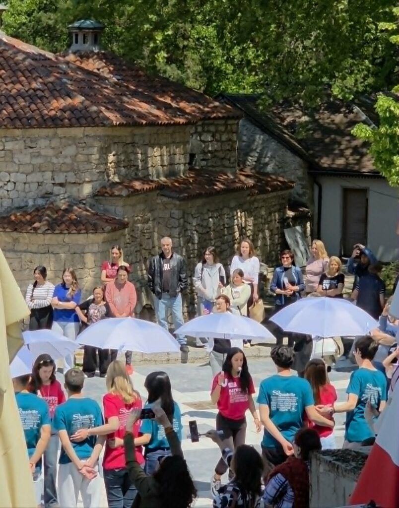 Maturanti plešu na sokobanjskoj promenadi
