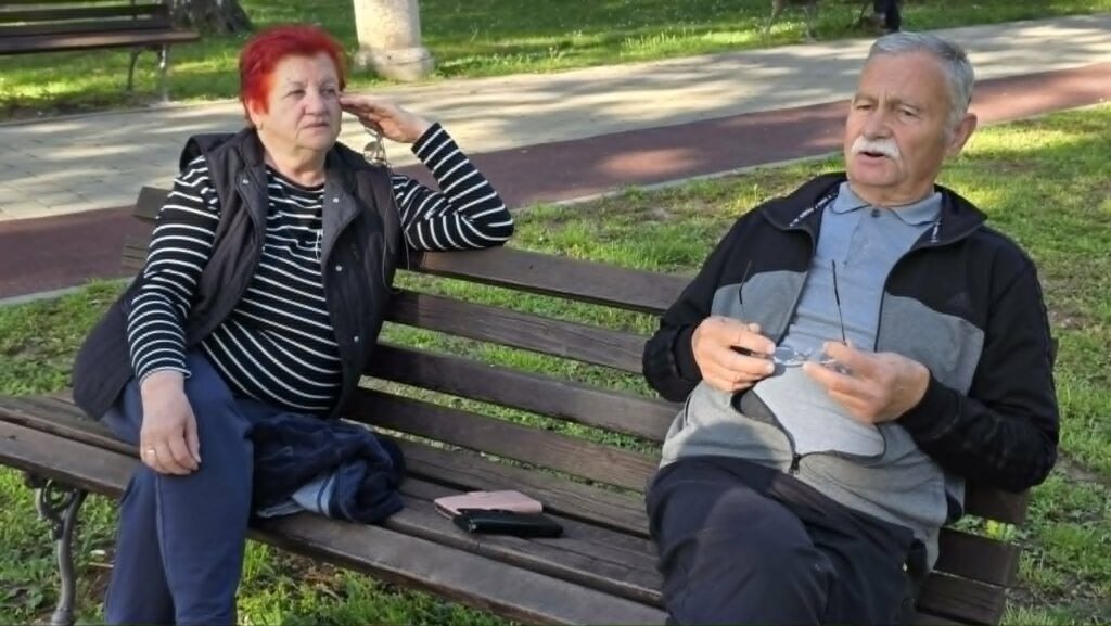 Valjevci na klupi u parku Banjica